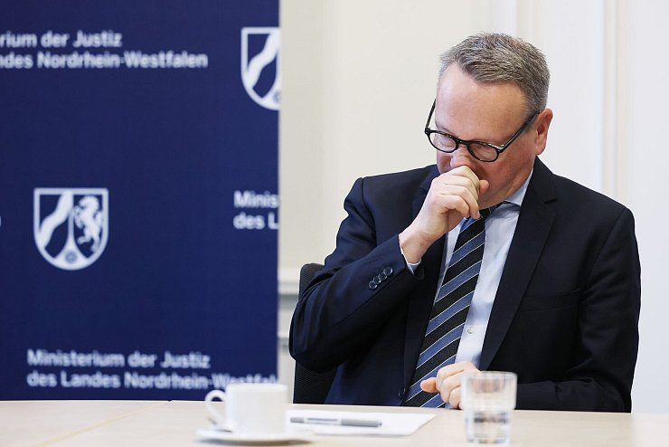 In der Affäre um die Besetzung eines hohen Richterpostens wehrt sich Nordrhein-Westfalens Justizminister Benjamin Limbach gegen Vorwürfe, er habe eine Bekannte bevorzugt. - © David Young/dpa