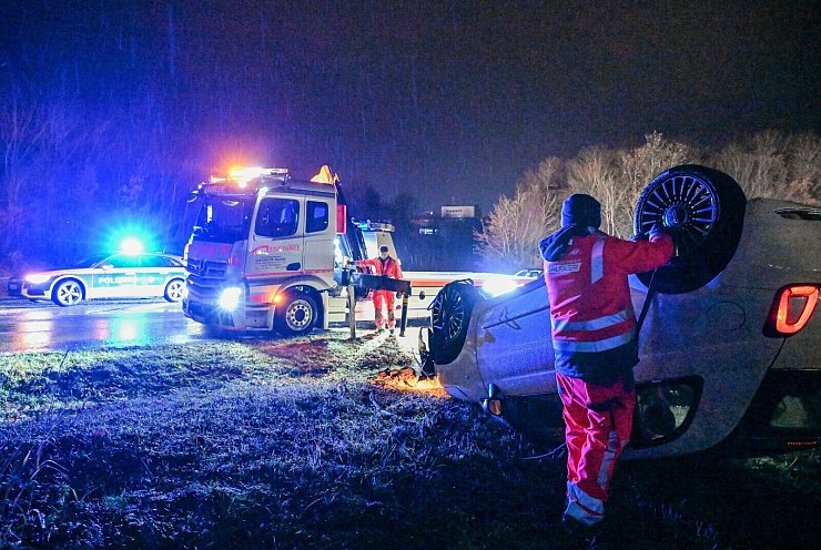 Auch in Baden-Württemberg gab es Unfälle auf glatten Straßen. - © Jason Tschepljakow/dpa