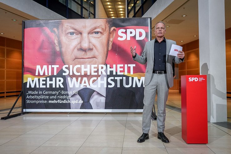 Die neuen Plakate sollen durch weitere Motive ergänzt werden. - © Kay Nietfeld/dpa