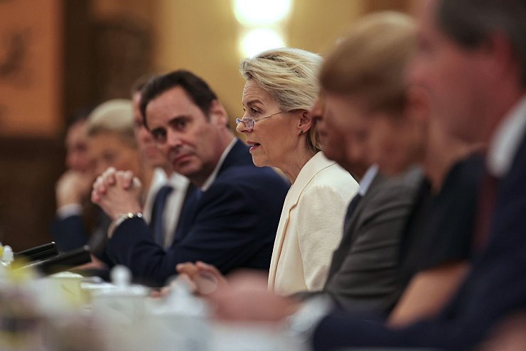 Ursula von der Leyen sprach davon, das chinesisch-europäische Verhältnis wieder auszugleichen. - © Andres Martinez Casares/EPA Pool/AP/dpa