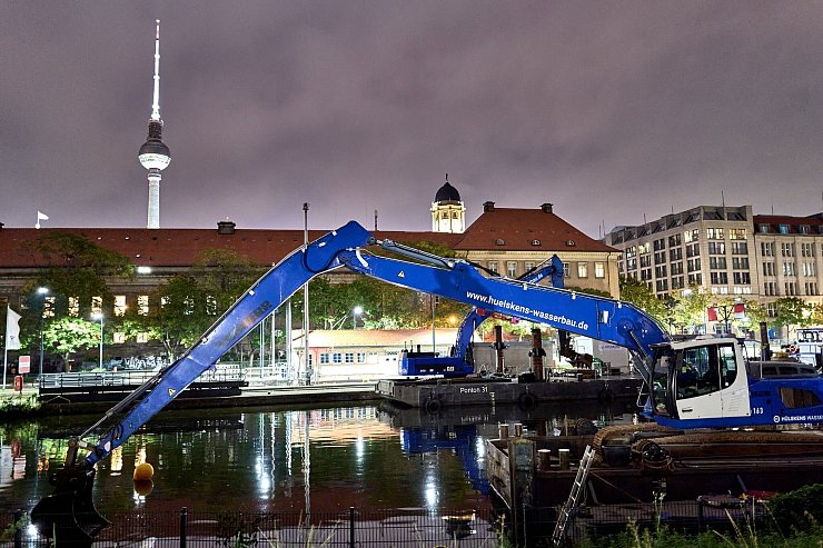 Eine Weltkriegsbombe wurde nahe der Fischerinsel in Berlin gefunden. - © Michael Ukas/dpa