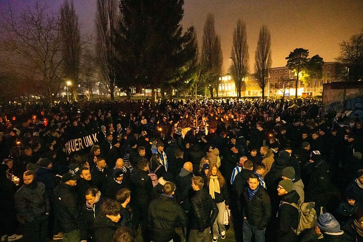 Fans gedenken des ehemaligen Hertha-Präsidenten Kay Bernstein. - © Christophe Gateau/dpa