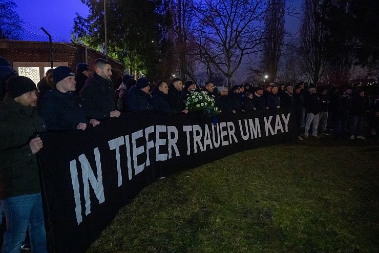 Fans tragen ein Transparent zum Gedenken an den ehemaligen Hertha-Präsidenten Kay Bernstein. - © Christophe Gateau/dpa