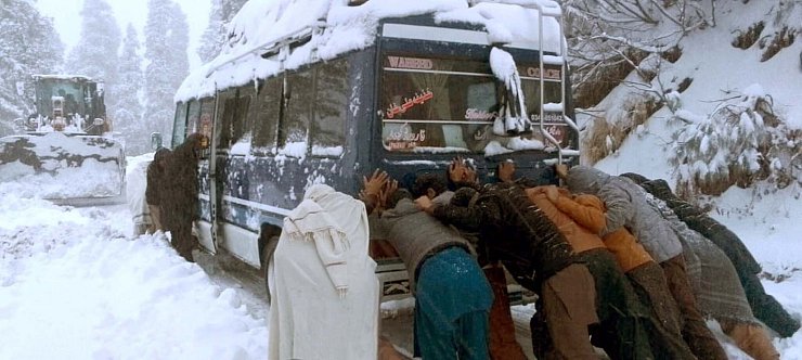 Schieben statt Fahren - Bus bleibt nach starken Schneefällen stecken - © Ppi/PPI via ZUMA Press Wire/dpa
