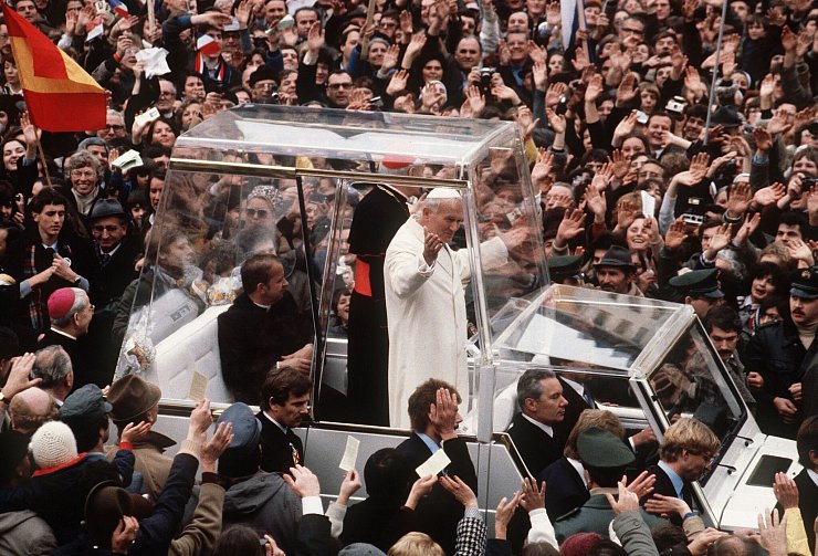 Bei einem Deutschland-Besuch 1980 fährt der damalige Papst Johannes Paul II. in seinem gläsernen Papamobil durch Mainz. (Archivbild) - © picture-alliance / dpa