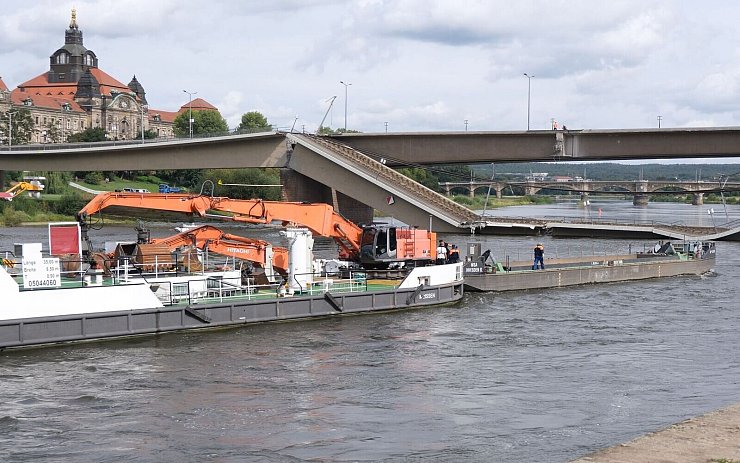 Nach dem Teileinsturz der Brücke zeichnet sich ein Elbe-Hochwasser ab. - © Sebastian Willnow/dpa