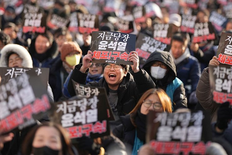 Gegner und Anhänger Yoons demonstrieren seit Tagen auf den Straßen. - © Lee Jin-man/AP/dpa