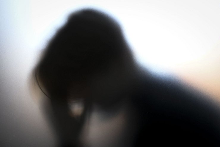 Die dauerhafte Fokussierung auf das Negative lässt die Welt oft sehr düster erscheinen. (Symbolbild) - © Emmi Korhonen/Lehtikuva/dpa