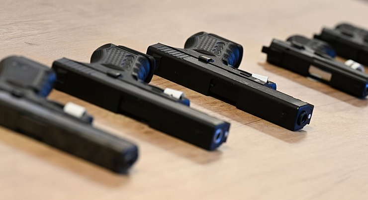 Kriminelle verwenden auch zu scharfen Waffen umgebaute Schreckschusswaffen. - © Arne Dedert/dpa