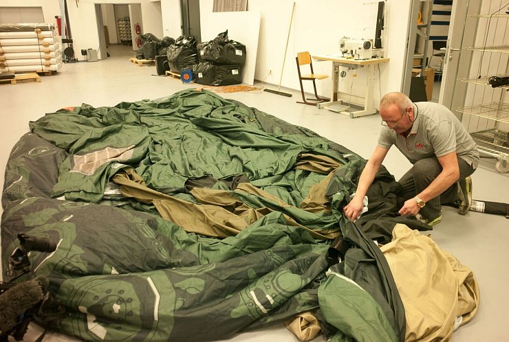 Was hier wie ein überdimensioniertes Zelt in Tarnfarben aussieht, wird mit Luft gefüllt zum aus der Ferne täuschend echt wirkenden Mehrfachraketenwerfer. - © Michael Heitmann/dpa