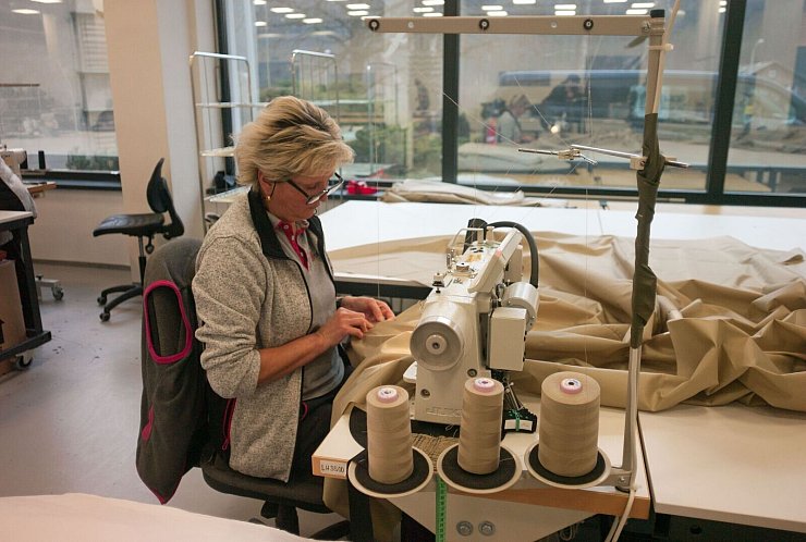 Kostenpunkt der handgenähten Attrappen aus Kunstseide: zwischen rund 10.000 und 100.000 Euro. - © Michael Heitmann/dpa