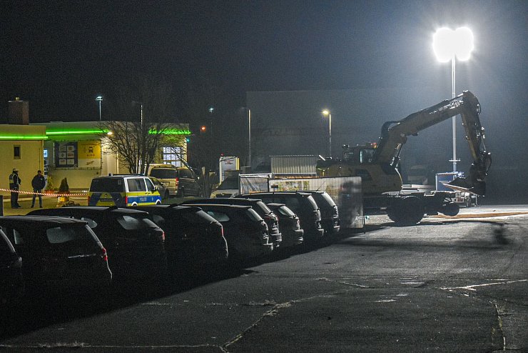 Die Chaosfahrt endete neben einem Autohaus. - © Fabian Koss/onw-images/dpa