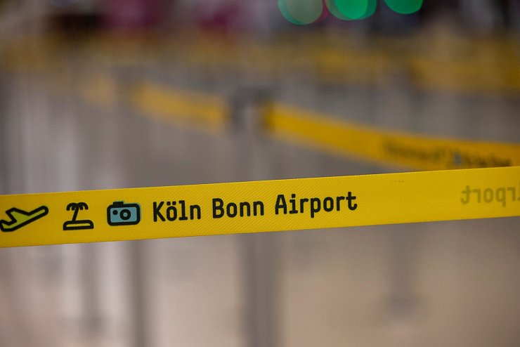 Wegen der Streikaufrufe kommt es in Köln/Bonn zu massiven Beeinträchtigungen des Flugbetriebs und zu zahlreichen Flugausfällen - © Thomas Banneyer/dpa