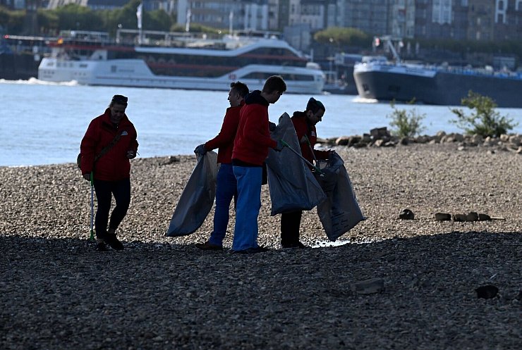 Allein in Düsseldorf beteiligten sich rund 5000 Menschen - und befreiten etwa 42 Kilometer Rheinufer von Müll - © Roberto Pfeil/dpa