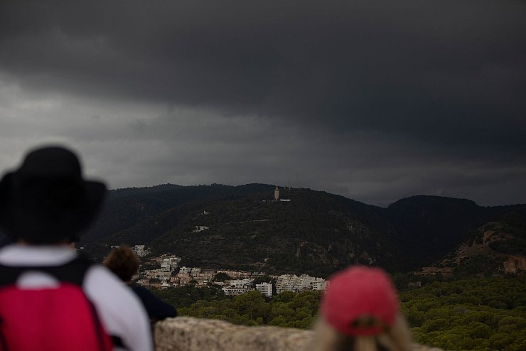 Dunkle Wolken auf den sonst so sonnigen Balearen. - © Clara Margais/dpa