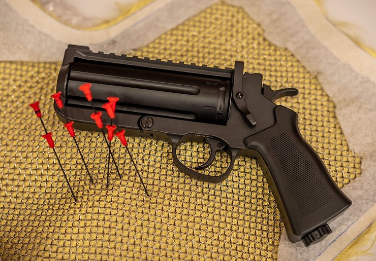So sieht der Nadelrevolver aus. - © Michael Kappeler/dpa