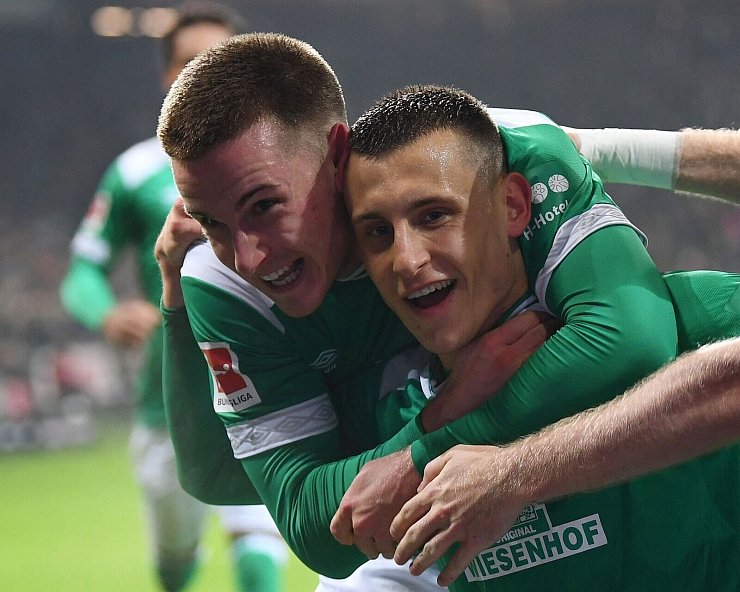 Jubelten einst gemeinsam für Werder Bremen: Die Brüder Johannes (l.) und Maximilian Eggestein. - © Carmen Jaspersen/dpa
