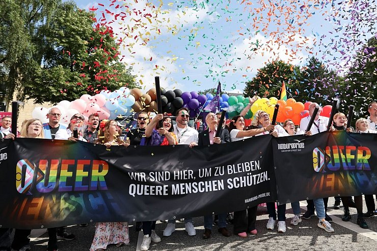 Bei gutem Wetter gingen Zehntausende in Hamburg für mehr Schutz queerer Menschen auf die Straße. - © Christian Charisius/dpa