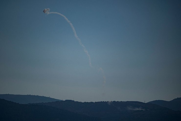 Israels Raketenabwehr fängt ein Geschoss ab, das aus dem Libanon kommt. - © Leo Correa/AP/dpa