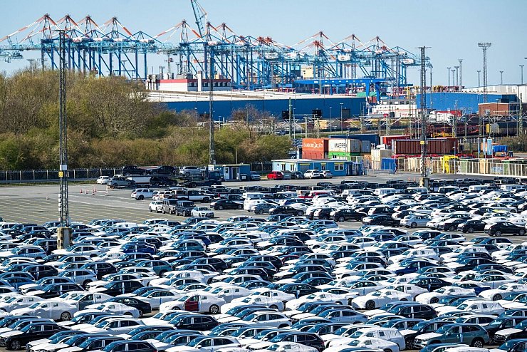 Die deutsche Autoindustrie litt zuletzt stark unter den Zöllen. (Archivbild) - © Sina Schuldt/dpa