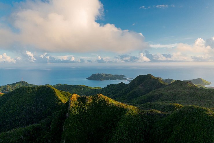 Blick auf die Insel Providence, die zum Archipel von San Andres im Karibischen Meer gehört. In Kolumbien findet seit Montag die Weltnaturkonferenz statt. - © Luis Bernardo Cano/dpa