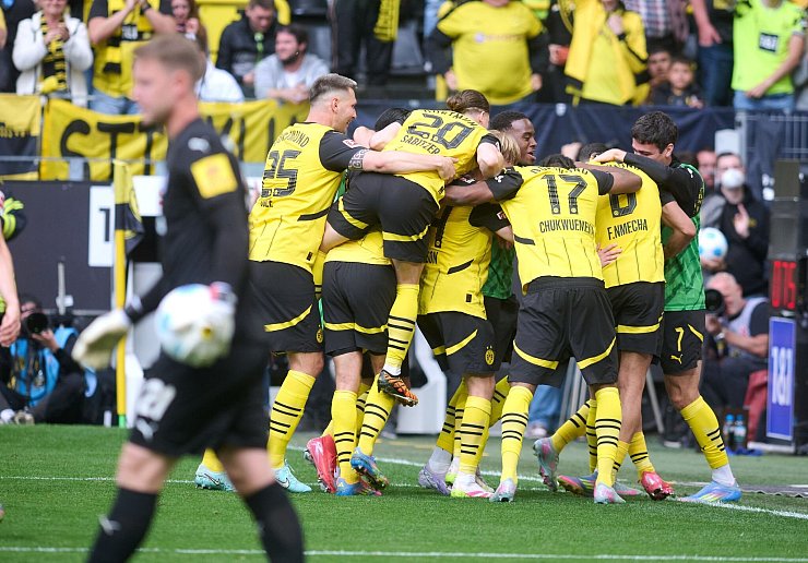 Der BVB jubelt über das 3:0. - © Bernd Thissen/dpa