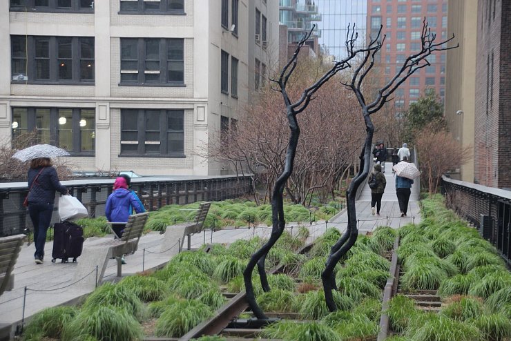 Das Kunstwerk «Forgiving Change» des Berliners Timur Si-Qin auf der High Line. - © Christina Horsten/dpa