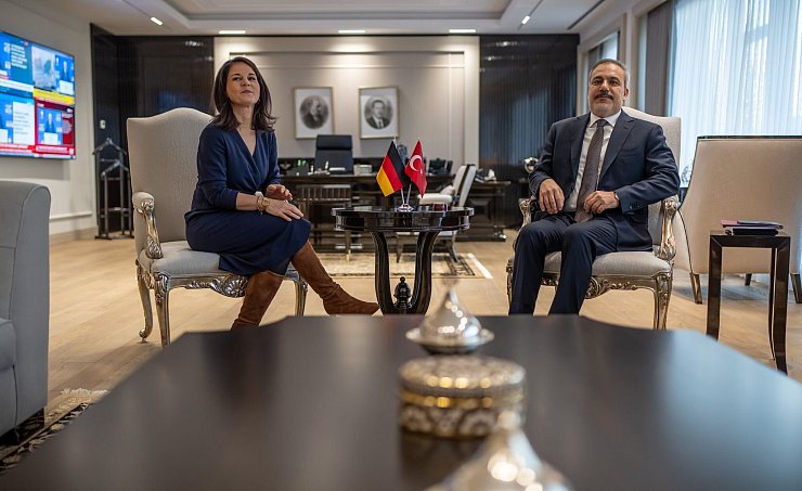 Baerbock spricht in Ankara über die Lage in Syrien. - © Michael Kappeler/dpa