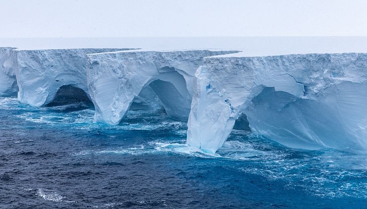 Ein Forscher beschreibt den Eisberg wie «eine Wand von Horizont zu Horizont». - © Richard Sidey/Eyos Expeditions/dpa