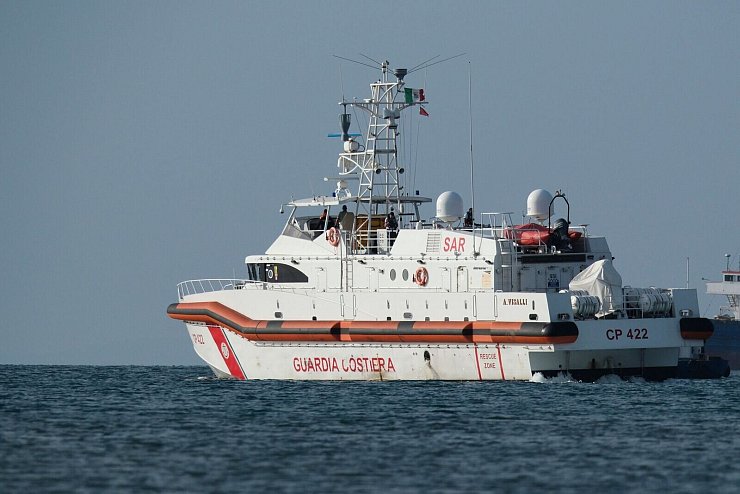 Nach der Entscheidung eines Gerichts in Rom dürfen zwölf Mittelmeer-Flüchtlinge jetzt doch gleich nach Italien. - © Vlasov Sulaj/AP