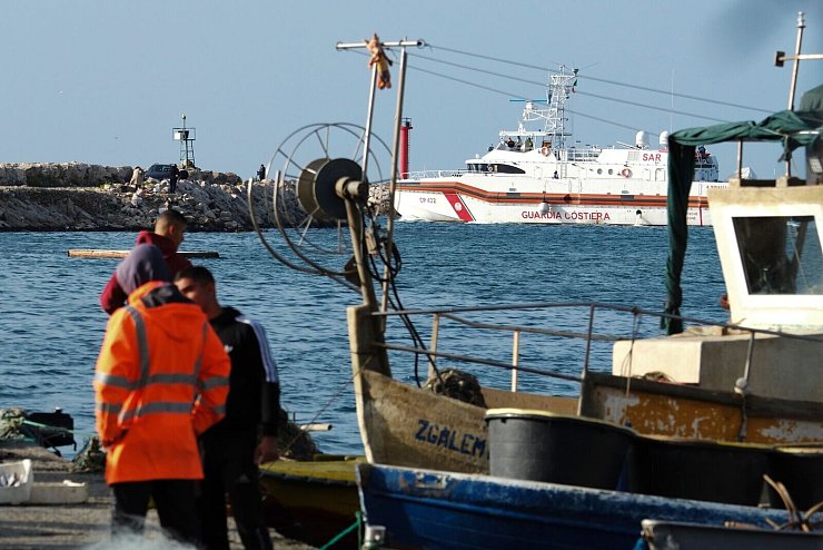 Nach der Entscheidung eines Gerichts in Rom dürfen zwölf Mittelmeer-Flüchtlinge jetzt doch gleich nach Italien. - © Vlasov Sulaj/AP