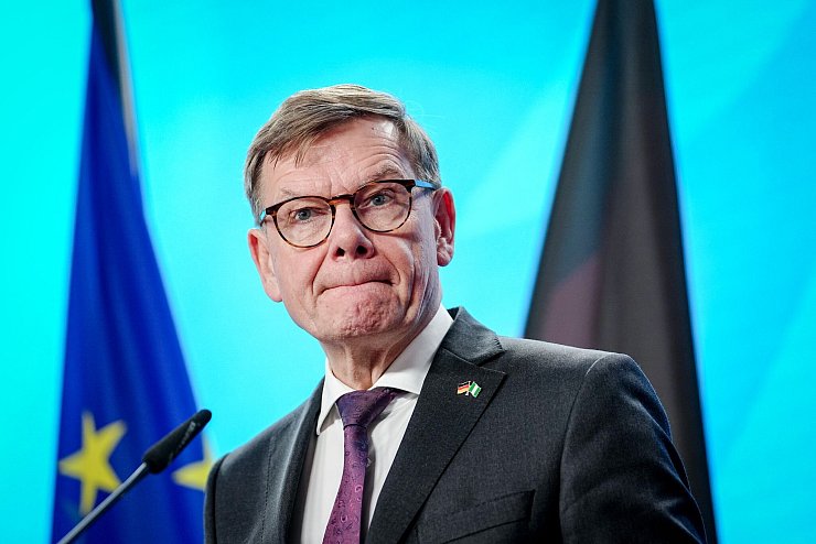 Bei einer Pressekonferenz in Berlin erklärt sich Außenminister Johann Wadephul (CDU) ausführlich zu den Irritationen über seine Asyl-Äußerungen in Syrien. - © Kay Nietfeld/dpa