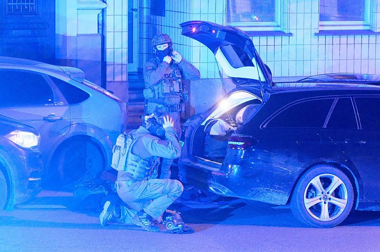 Anfang März 2024 entstand in einem Krankenhaus in Aachen ein Millionenschaden durch Brandstiftung. Damals waren auch schwer bewaffnete Polizisten im Einsatz. (Archivfoto) - © Henning Kaiser/dpa