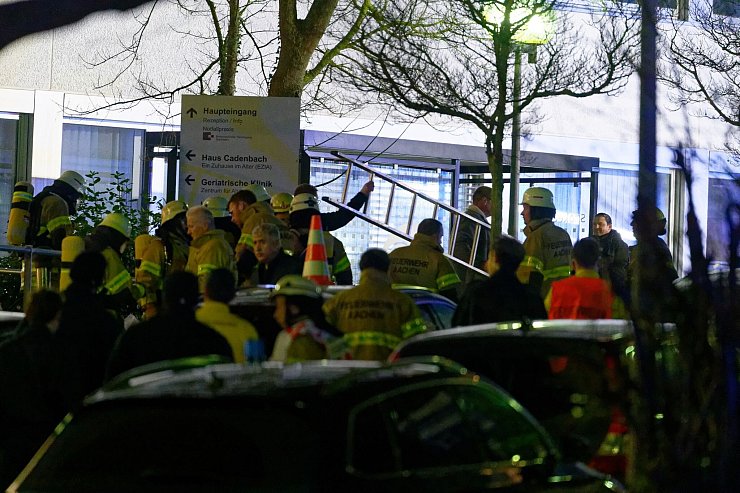 Im März entstand in einem Krankenhaus in Aachen ein Millionenschaden durch Brandstiftung. Über hundert Feuerwehrleute waren im Einsatz, 400 standen in Bereitschaft. (Archivfoto) - © Henning Kaiser/dpa