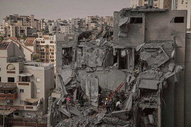 Vier Menschen wurden in der israelischen Stadt Beerscheva getötet, als ihr Wohnhaus von einer iranischen Rakete getroffen wurde. - © Leo Correa/AP/dpa