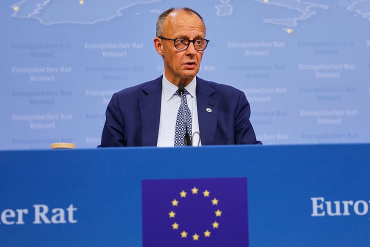 Bundeskanzler Friedrich Merz (CDU) drängt bei den Verhandlungen mit den USA auf Tempo. - © Omar Havana/AP/dpa
