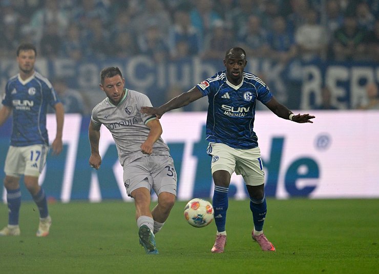 Maximilian Wittek im Zweikampf mit dem Ex-Bochumer Christopher Antwi-Adjei. - © Anke Waelischmiller/dpa