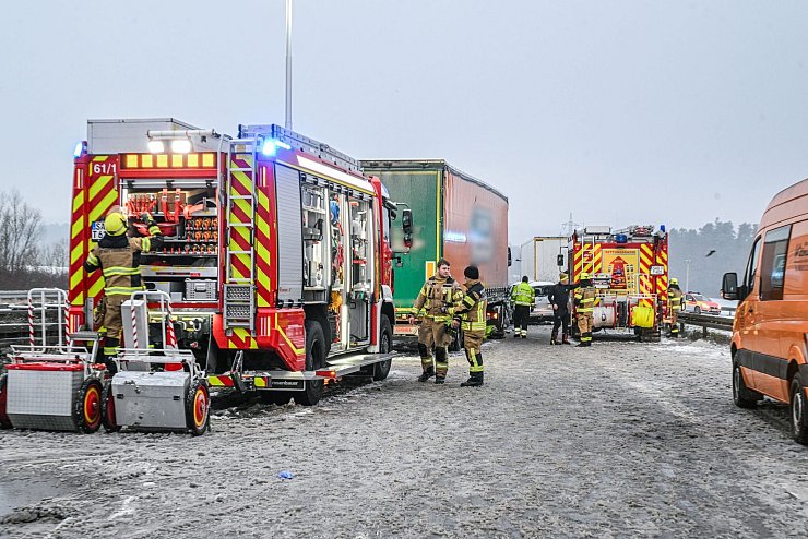 Auf glatten Straßen gab es zahlreiche Unfälle. - © Jason Tschepljakow/dpa