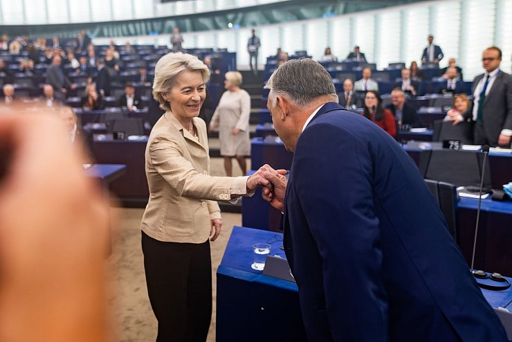 Trotz Differenzen geben wahrten Ungarns Ministerpräsident Vikotr Orban und Kommissionspräsidentin Ursula von der Leyen die Etikette. - © Philipp von Ditfurth//dpa