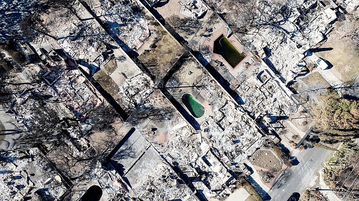Etliche Wochen nach den Feuern wurden noch menschliche Überreste gefunden. - © Noah Berger/FR34727 AP/dpa