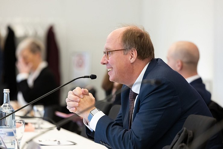 Am Nachmittag trat der Kanzleramtschef von Schröders Nachfolgerin Angela Merkel, Helge Braun, in den Zeugenstand des Untersuchungsausschusses. - © Ulrich Perrey/dpa