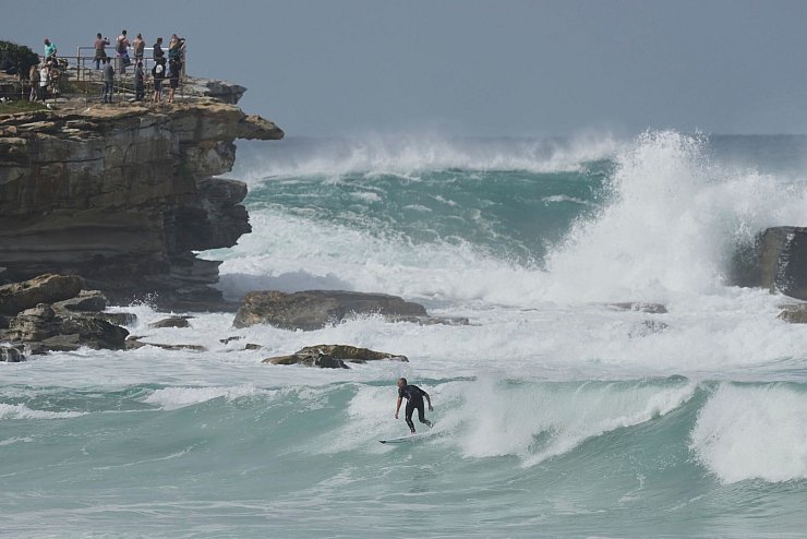 Nur Surfer freuten sich über den ungewöhnlichen Wellengang. - © Mark Baker/AP/dpa