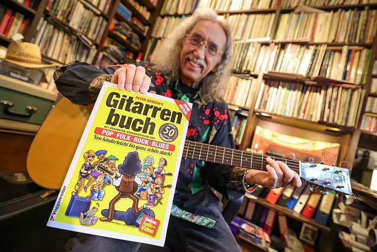 Seit 50 Jahren bringt Peter Bursch seinen Schülerinnen und Schülern das Gitarrespielen bei - und zwar mit seinem eigenen Buch. (Archivbild) - © Christoph Reichwein/dpa