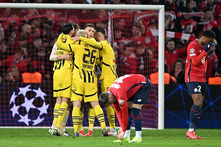 Die Spieler von Borussia Dortmund gaben ihren Fans Grund zum Jubel. - © Federico Gambarini/dpa