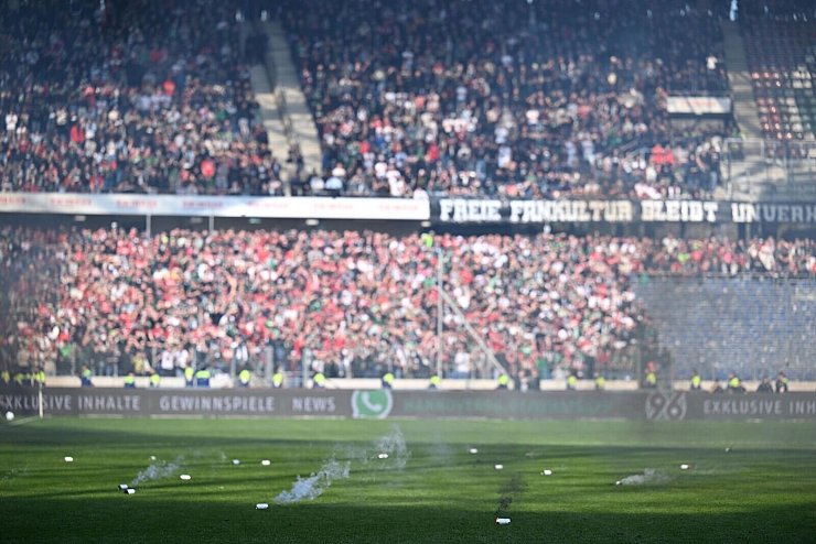 Fans von Hannover 96 warfen beim Spiel gegen Eintracht Braunschweig Feuerwerkskörper auf das Spielfeld. - © Swen Pförtner/dpa