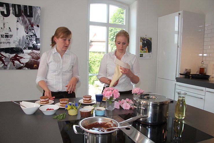 Aufnahme für den Nachtisch: Inken Brinkmann hilft ihrer Schwester Wiebke Brinkmann-Roitsch (links) in der Küche. - © Cordula Gröne
