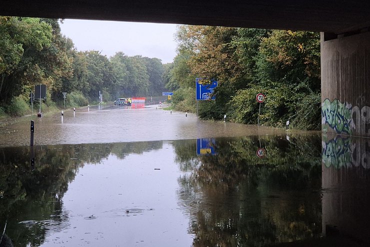 Die Unwetter bringen teils extremen Regen mit. - © Sascha Thelen/dpa