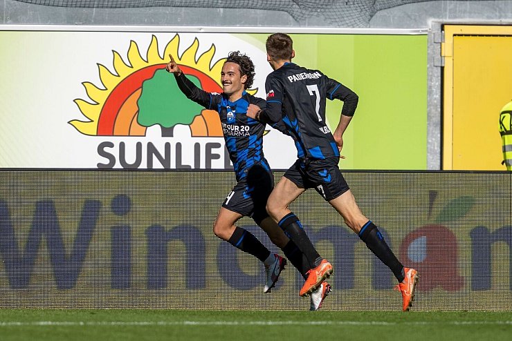 Baur (l) eröffnete den Torreigen für Paderborn. - © David Inderlied/dpa