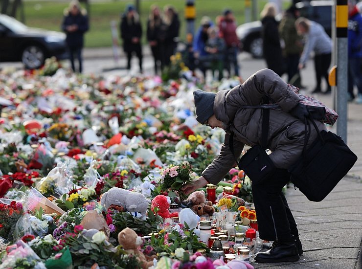 Trauernde legen Blumen vor der Magdeburger Johanniskirche ab. (Archivbild) - © Matthias Bein/dpa