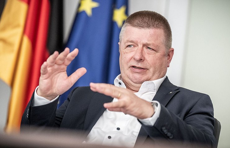 Verfassungsschutz-Präsident Thomas Haldenwang warnt schon länger davor, die islamistische Gefahr zu unterschätzen. (Archivbild) - © Michael Kappeler/dpa